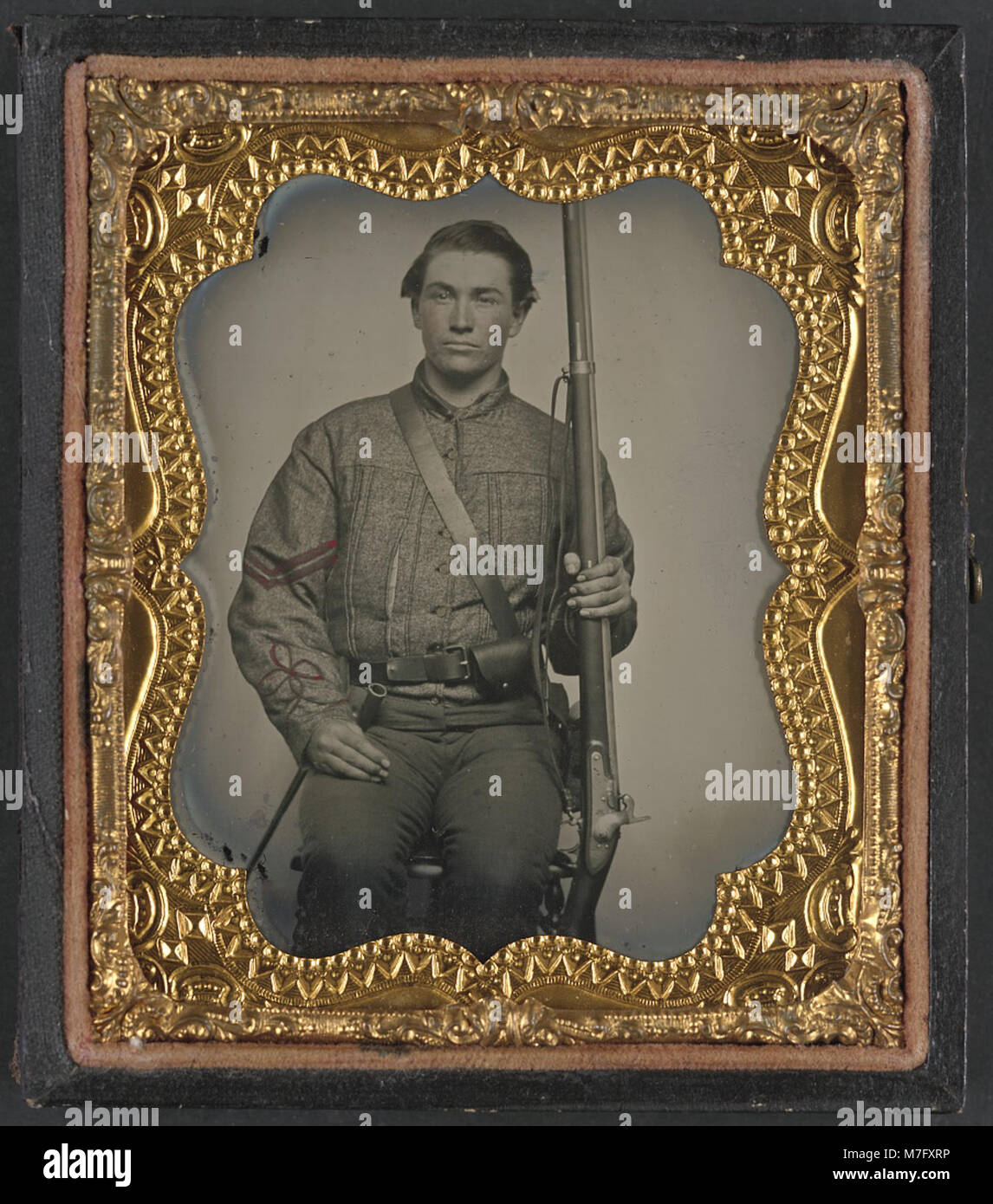 Questo ritratto raffigura William Jenkins, un soldato della Carolina del Nord, nella sua uniforme di artiglieria. L'immagine evidenzia anche il moschetto a percussione che tiene in mano, un'arma da fuoco modificata dal tradizionale moschetto a pietra focaia. Foto Stock