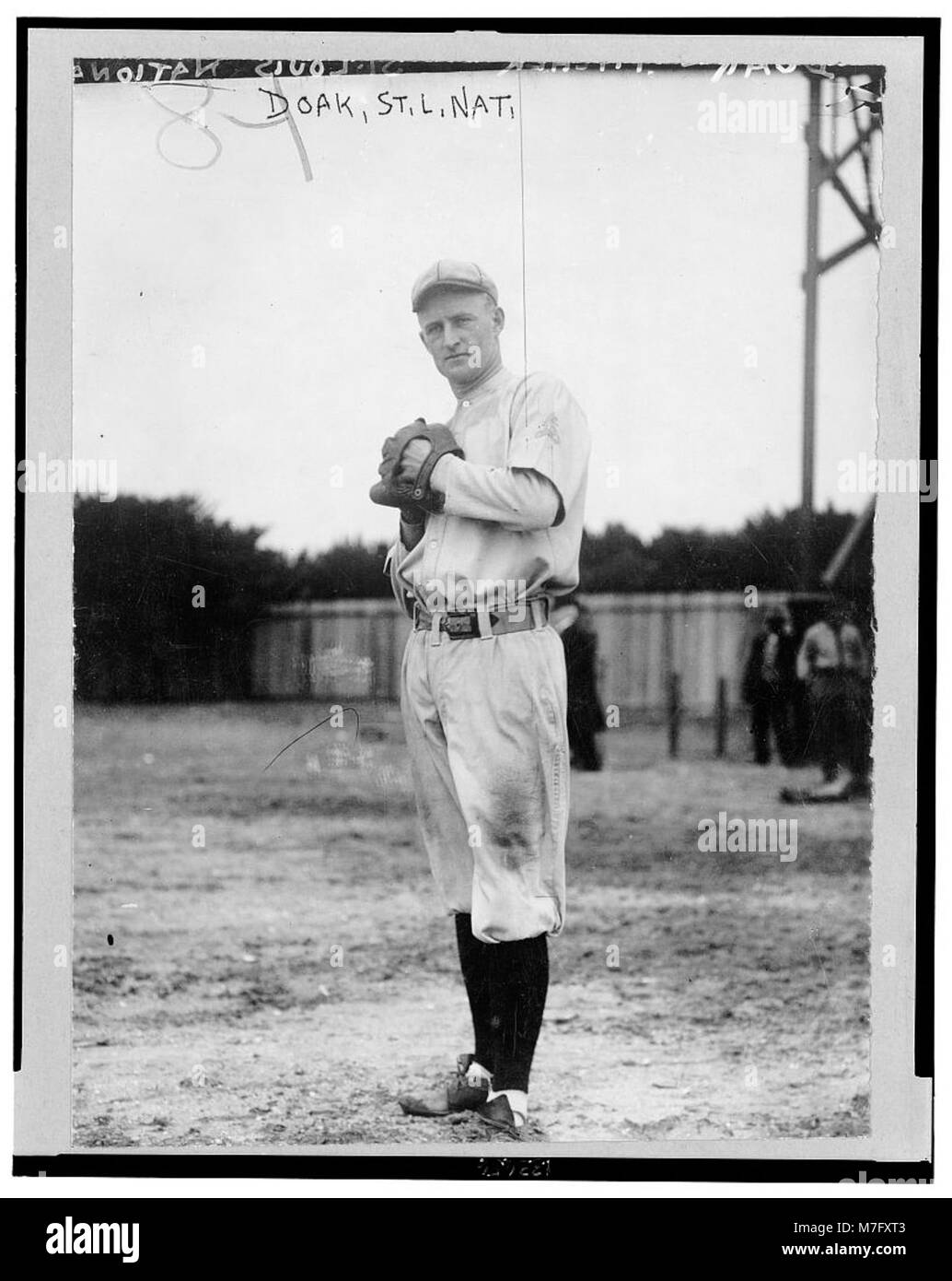 William Leopold Doak, un giocatore di baseball dei St. Louis Cardinals, mostrato in un ritratto a figura intera, si prepara a lanciare, indossando la sua uniforme della squadra. Foto Stock