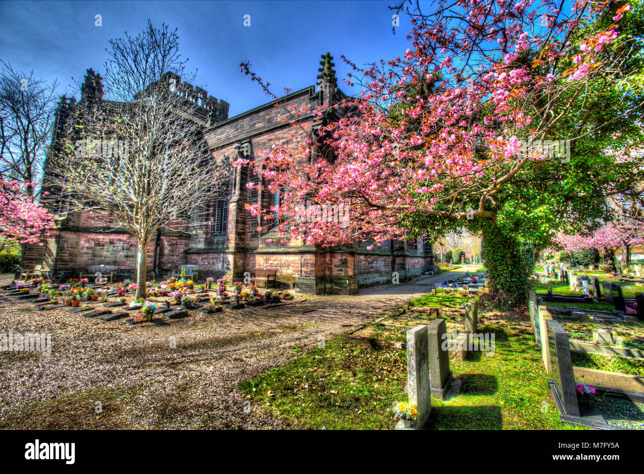 Villaggio di Port Sunlight, Inghilterra. Molla artistico vista di Port Sunlight la Chiesa di Cristo. Foto Stock