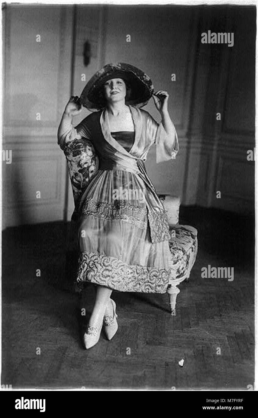 Una rappresentazione della moda femminile con seta trapuntata su chiffon con filo d'oro, che rappresenta le tendenze della moda di fascia alta durante i primi anni del XX secolo. Foto Stock