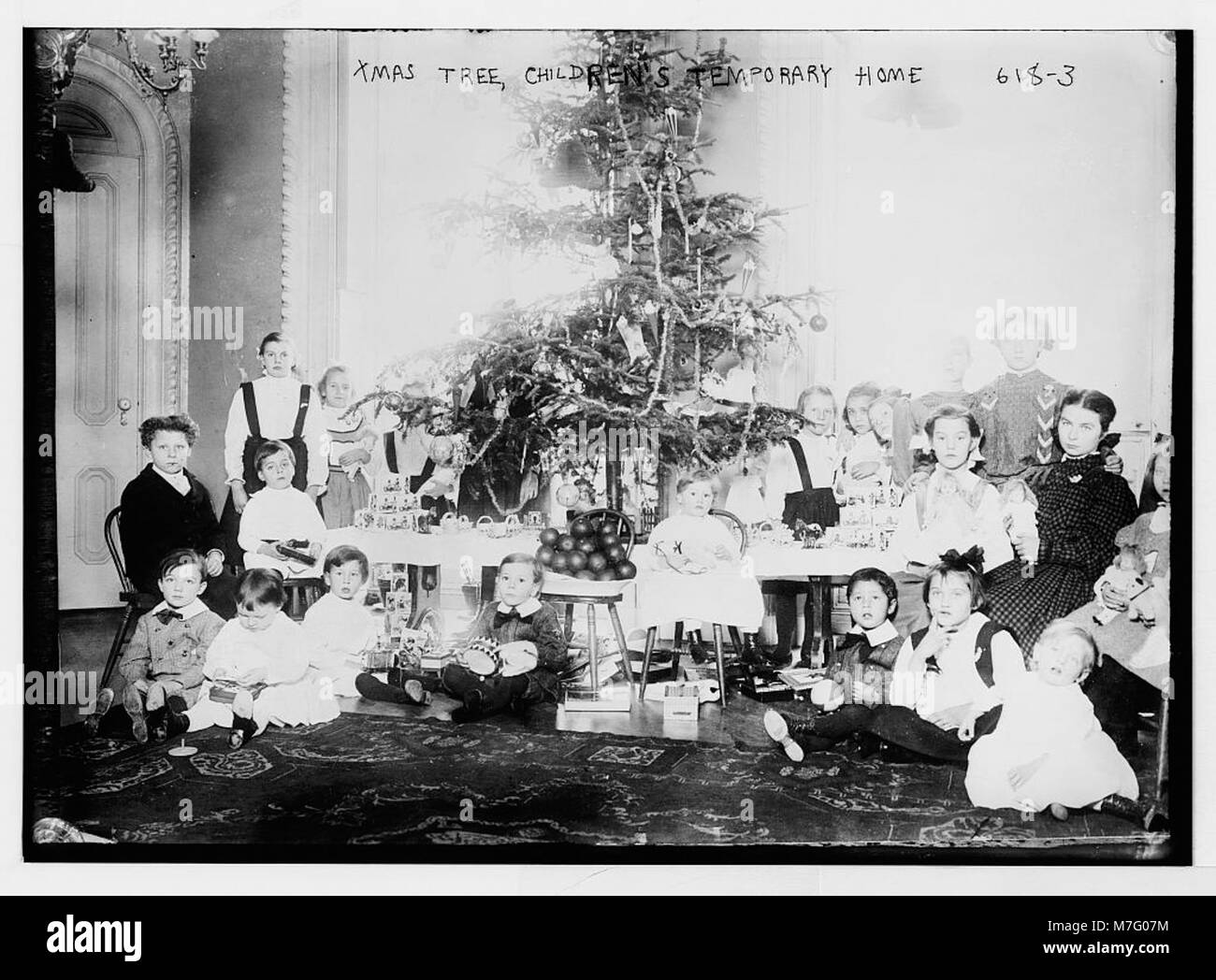 Fotografia di un albero di Natale in una casa temporanea per bambini, che riflette lo spirito natalizio e il lavoro caritatevole a sostegno dei bambini durante i primi anni del XX secolo. Foto Stock