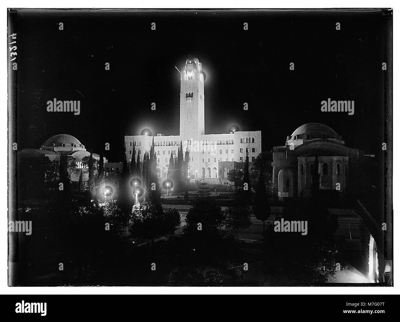 Una vista notturna dell'edificio YMCA, illuminato con luci natalizie, che mostra le decorazioni natalizie. Questa immagine cattura lo spirito festivo e l'atmosfera stagionale dei dintorni dell'edificio. Foto Stock