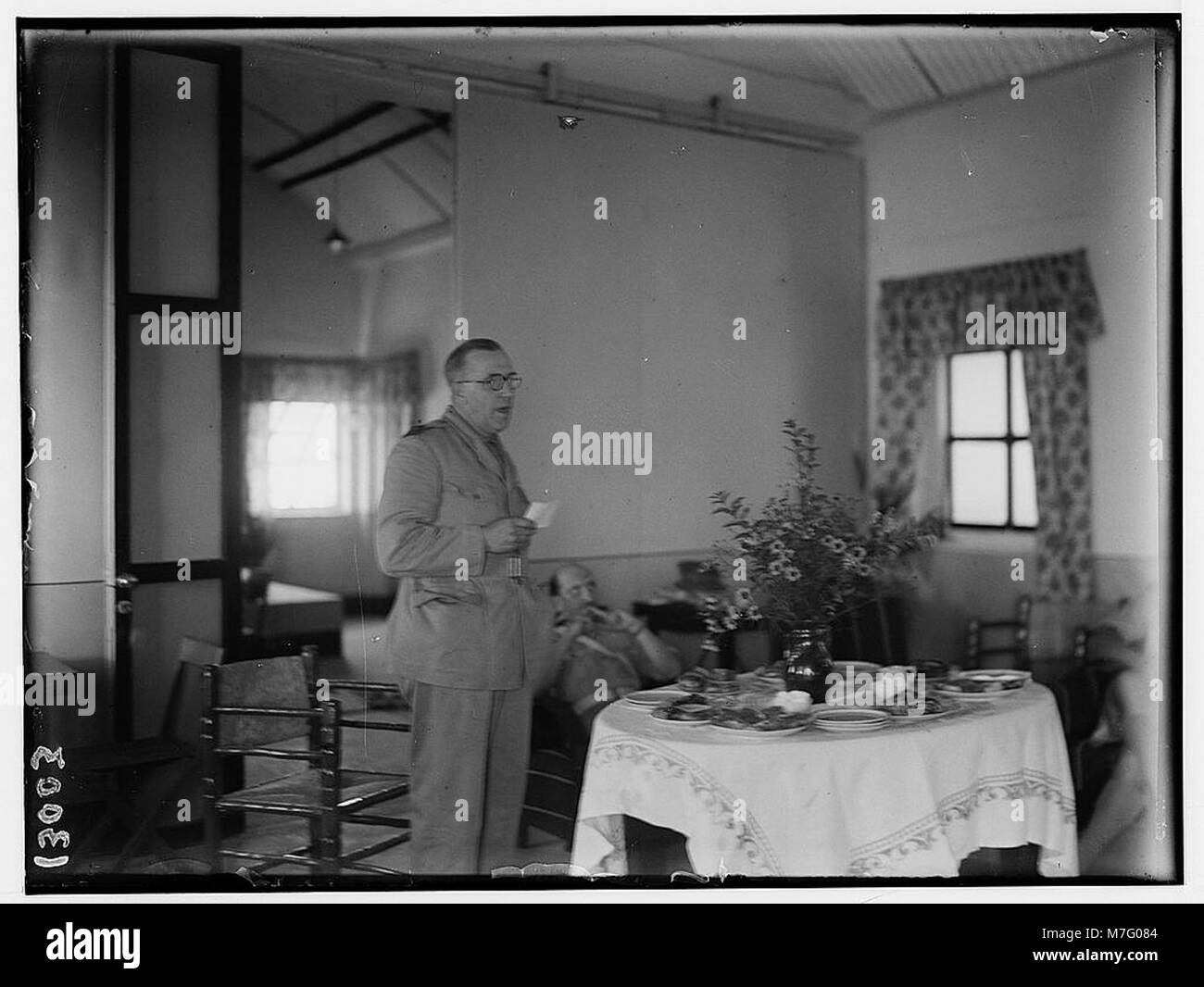Una fotografia della celebrazione YMCA a Beit Nabala il 21 maggio 1944, che segna l'apertura delle capanne YMCA. Il signor Lyne può essere visto parlare all'evento, sottolineando il sostegno della comunità durante la guerra. Foto Stock