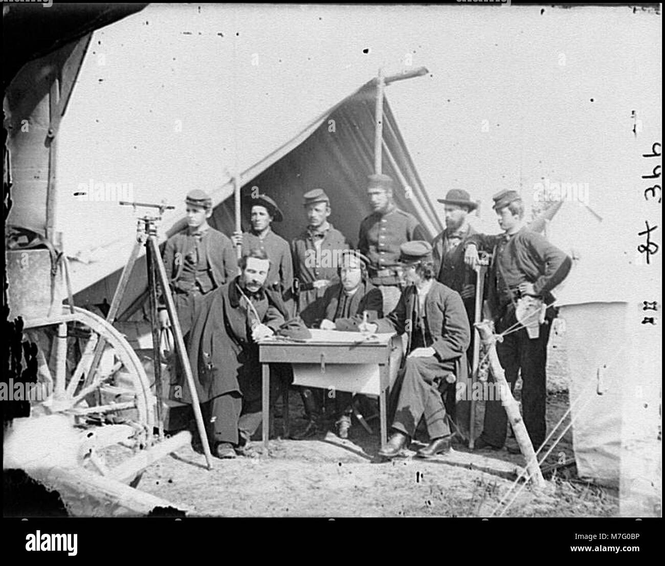 Ingegneri topografici a Camp Winfield Scott vicino Yorktown, Virginia, nel XIX secolo, lavorando su mappe e rilievi territoriali. Foto Stock