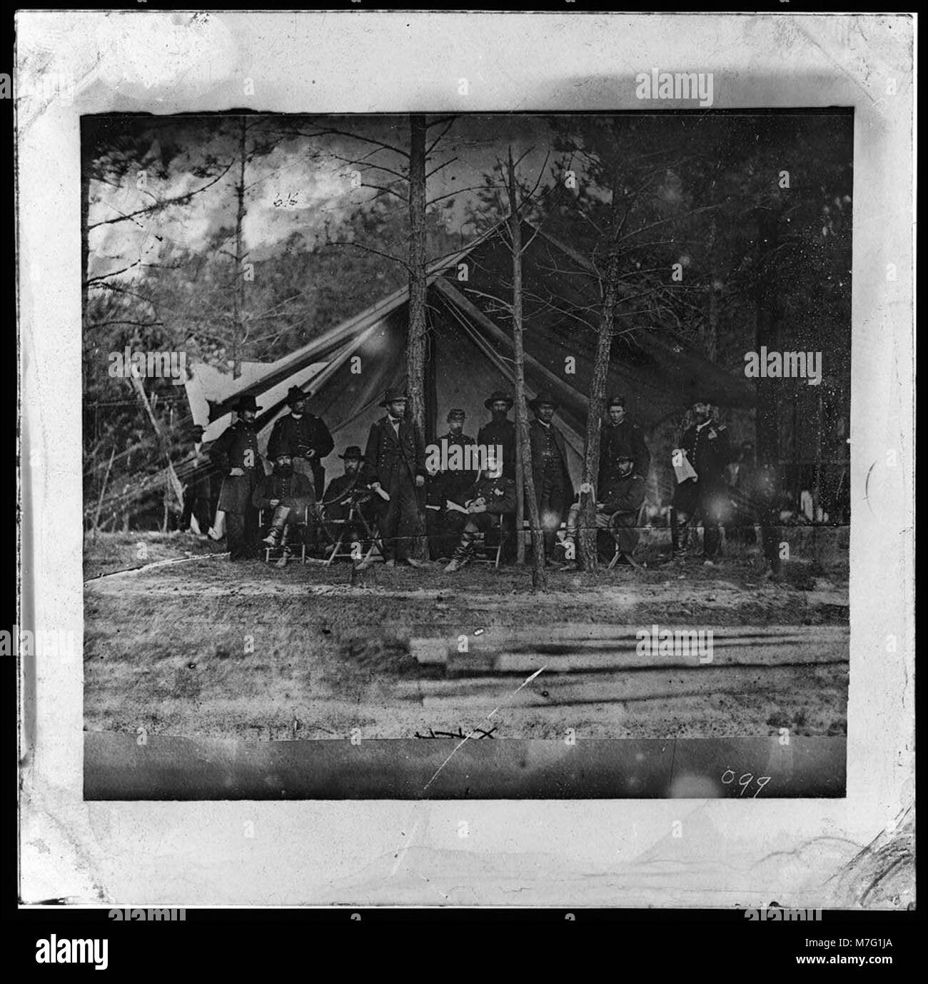 Il generale Ulysses S. Grant e il suo staff sono raffigurati di fronte al quartier generale durante la campagna di Cold Harbor in Virginia, un momento cruciale della guerra di secessione americana. L'immagine riflette la leadership e la strategia militare impiegata durante questa battaglia. Foto Stock