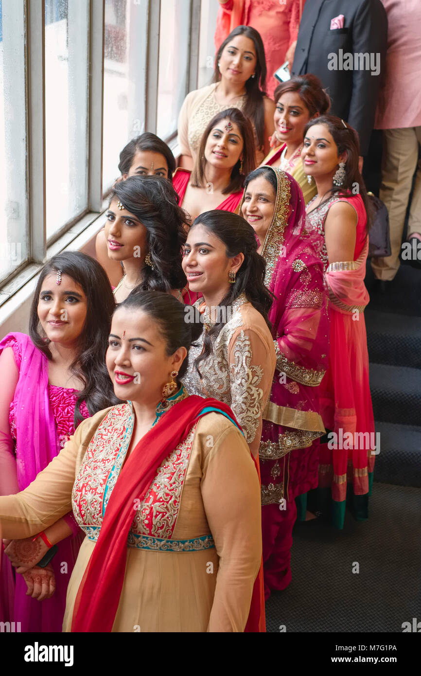 Gli ospiti in Gurdwara in attesa dell arrivo di sposo a un indiano di religione Sikh wedding Foto Stock