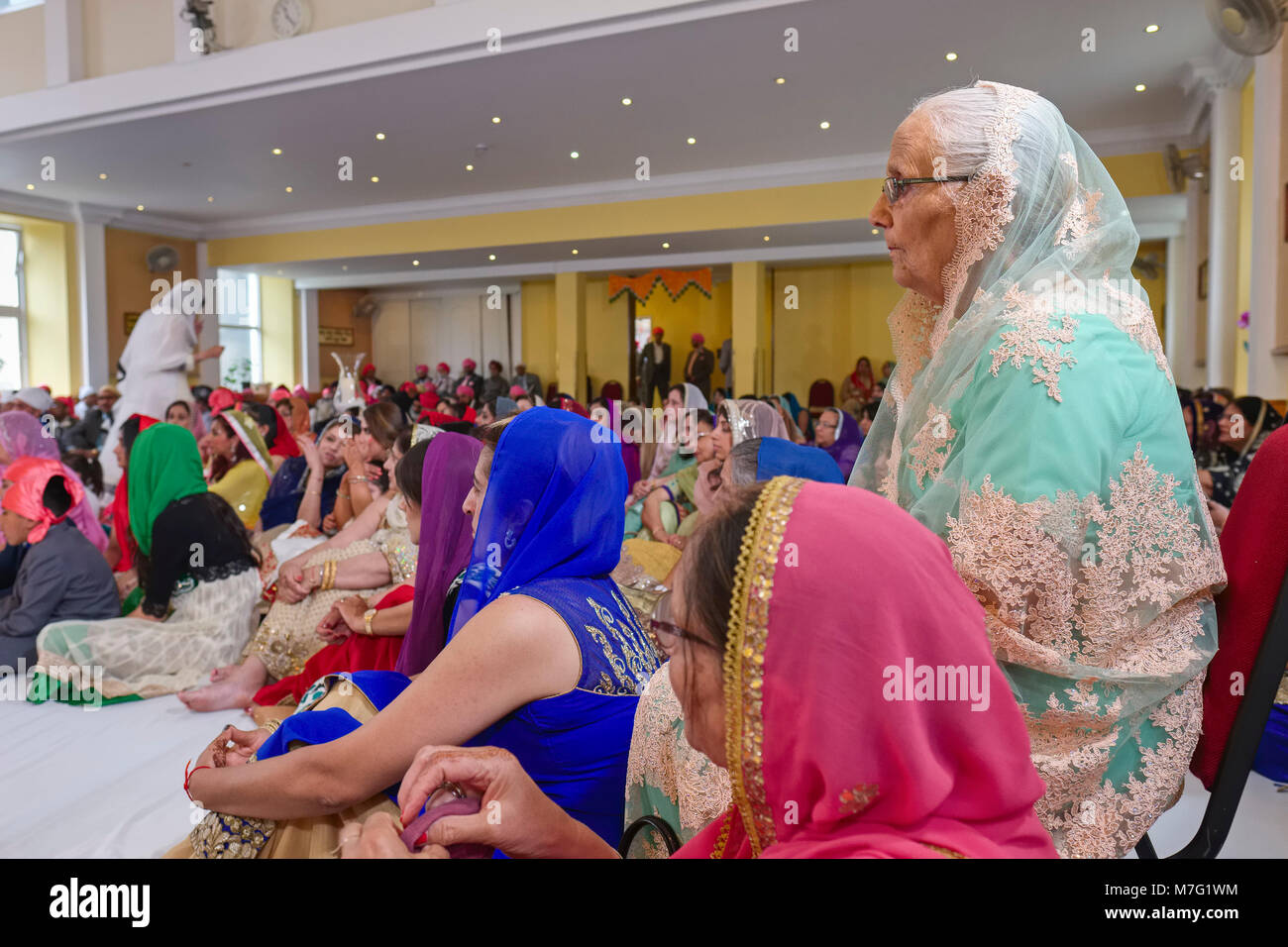 Senior donna seduta al indiano matrimonio Sikh Foto Stock