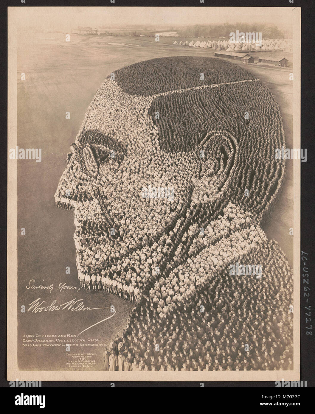 Una fotografia storica con Woodrow Wilson e la sua corrispondenza con 21.000 ufficiali e uomini a Camp Sherman a Chillicothe, Ohio. Il generale di brigata Mathew C. Smith comandò il campo, come indicato dalla didascalia della foto, dalla casa editrice di Chicago, Mole & Thomas. Foto Stock