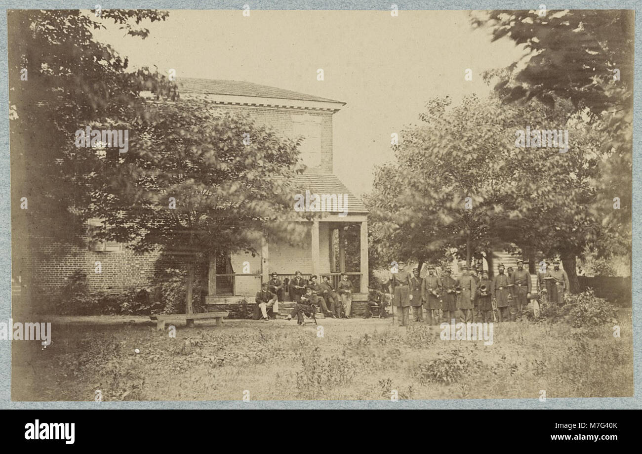 Un ritratto di gruppo del generale di brigata J. J. Abercrombie con il suo staff. La fotografia risale probabilmente alla fine del XIX secolo e all'inizio del XX secolo e raffigura la leadership militare in un ambiente formale. Il personale include ufficiali in uniformi militari, che riflettono la disciplina e la struttura dell'epoca. Foto Stock