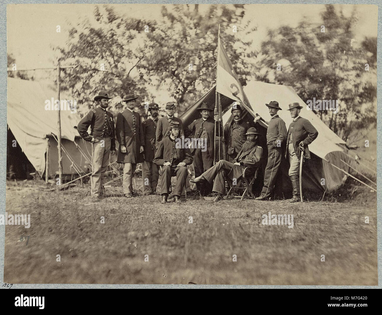 Maggiore generale D. MCM. Gregg e il suo staff sono raffigurati in questa fotografia storica, che mostra la loro leadership e presenza militare durante un periodo significativo della storia militare degli Stati Uniti. Foto Stock
