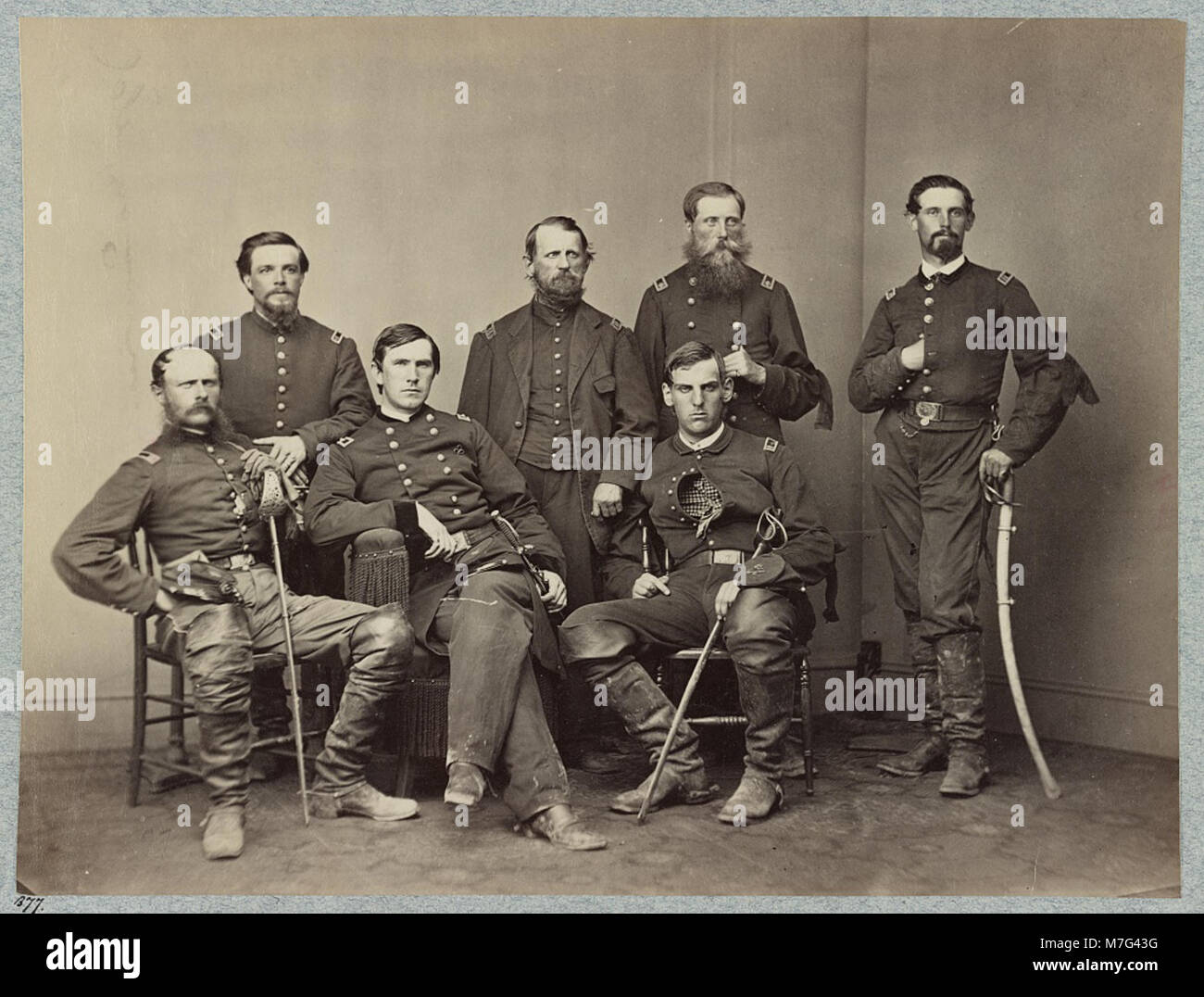 Un ritratto di Brevet generale di brigata C. D. McDougall e del suo staff, raffigurante la leadership e l'organizzazione militare nel XIX secolo, probabilmente associata alla guerra civile americana o alla struttura militare del dopoguerra. Foto Stock