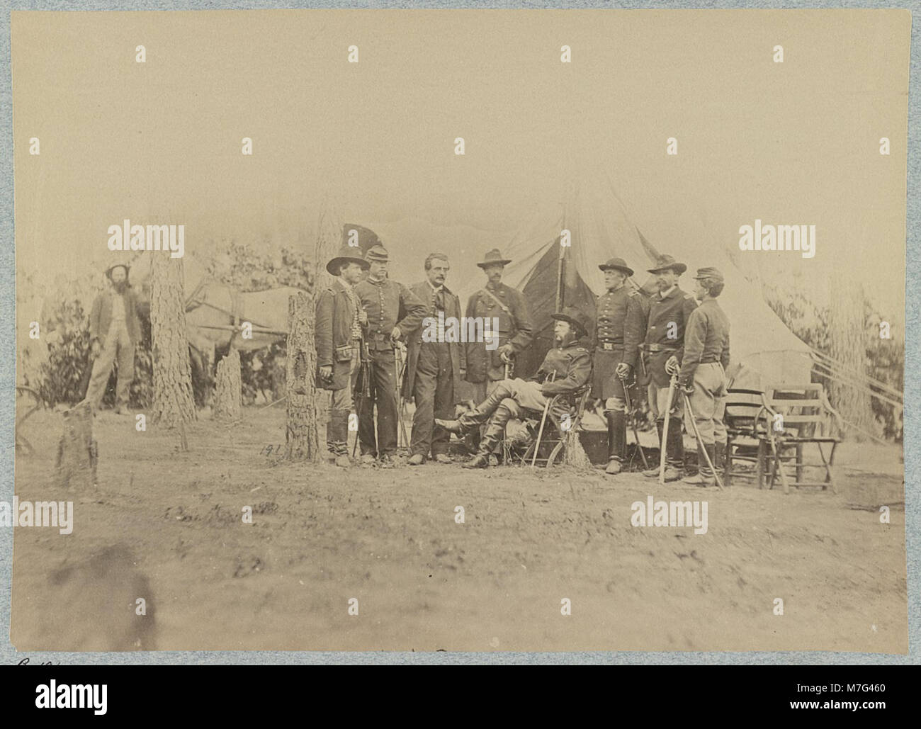 Una fotografia storica che mostra BVT. Il maggiore generale S.W. Crawford e il suo staff. L'immagine cattura il personale militare in uniforme durante il loro servizio. Foto Stock
