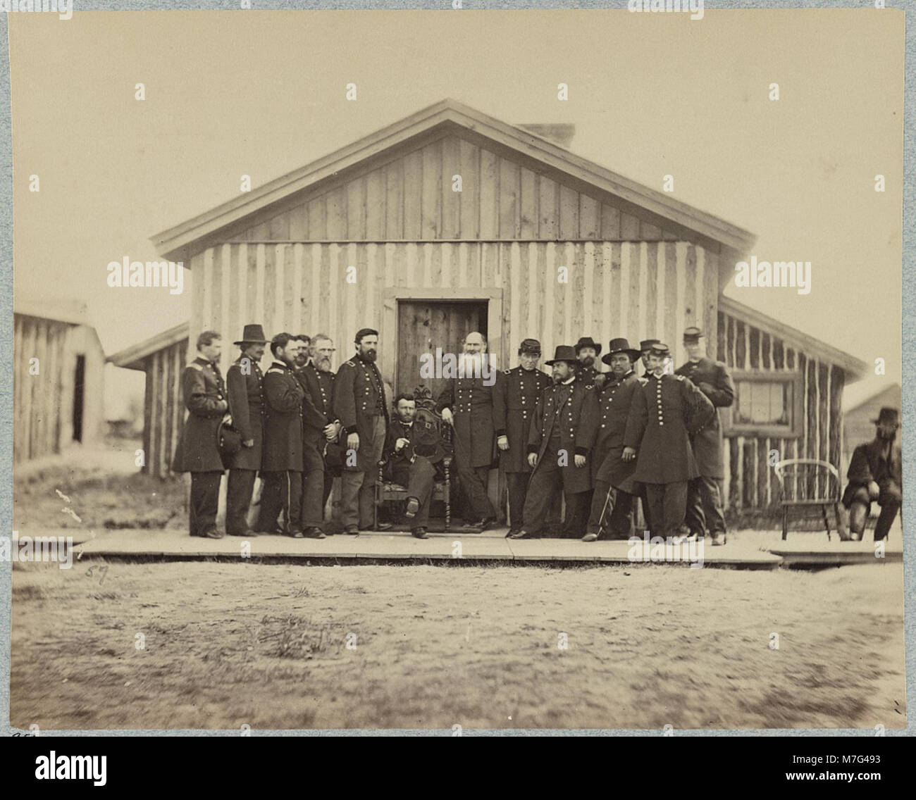Questa fotografia storica mostra il generale Ulysses S. Grant e il suo staff durante l'inverno del 1865 a City Point, Virginia, un luogo chiave durante la guerra di secessione americana. Grant stava supervisionando le operazioni militari mentre la guerra si avvicinava alla sua conclusione. Foto Stock