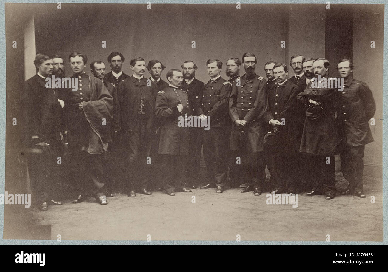 Un ritratto formale del maggiore generale P.H. Sheridan con il suo staff, probabilmente preso durante la fine del XIX secolo, che riflette la leadership militare dell'epoca. Foto Stock
