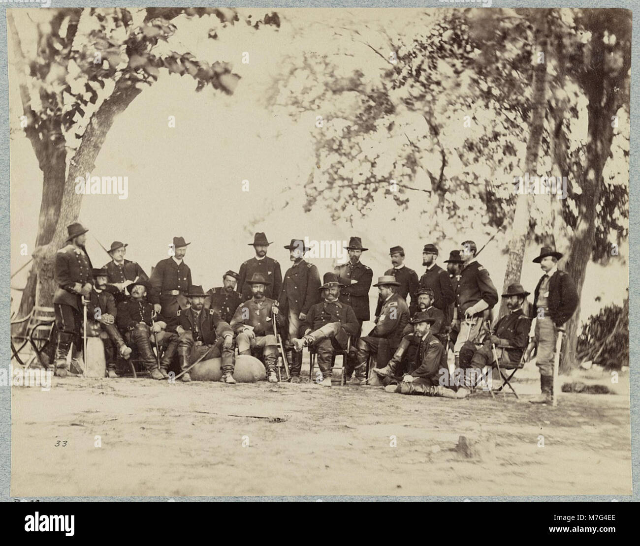 Il maggiore generale A.E. Burnside, noto per il suo ruolo nella guerra civile americana, è raffigurato con il suo staff in questa fotografia storica. Cattura un momento chiave nella storia militare. Foto Stock