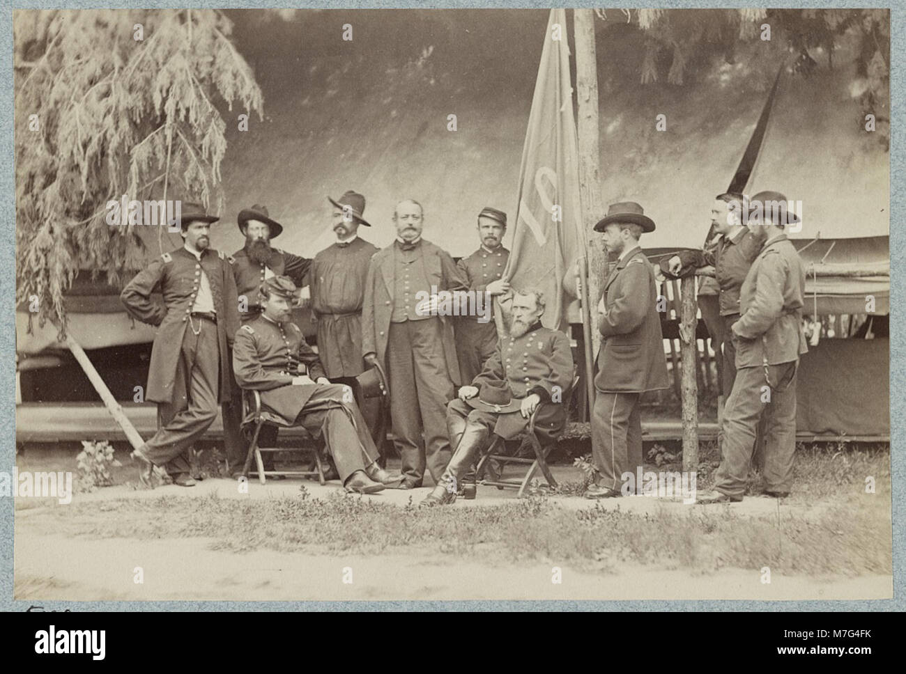 Questa immagine mostra il maggior generale D.B. Birney, un ufficiale dell'esercito dell'Unione, e il suo staff durante la guerra civile americana. Birney giocò un ruolo significativo in battaglie come Gettysburg e Chancellorsville, contribuendo al successo dell'Unione. Foto Stock