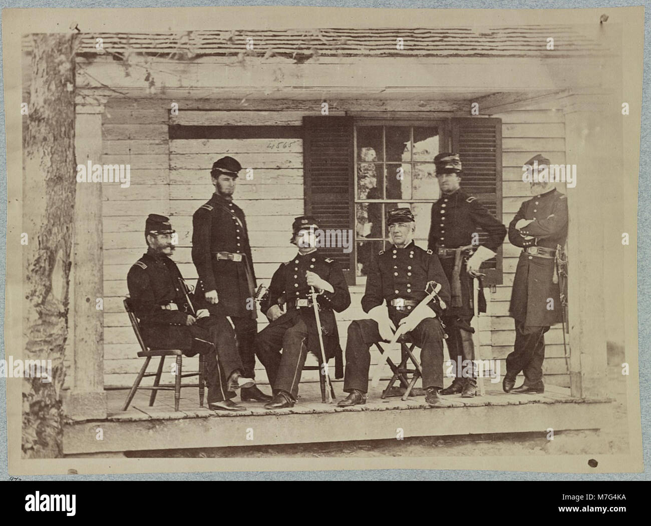 Una fotografia storica del generale di brigata J. S. Wadsworth e del suo staff, che cattura i loro ruoli nell'esercito durante il periodo della guerra civile. L'immagine riflette la loro leadership e organizzazione militare. Foto Stock