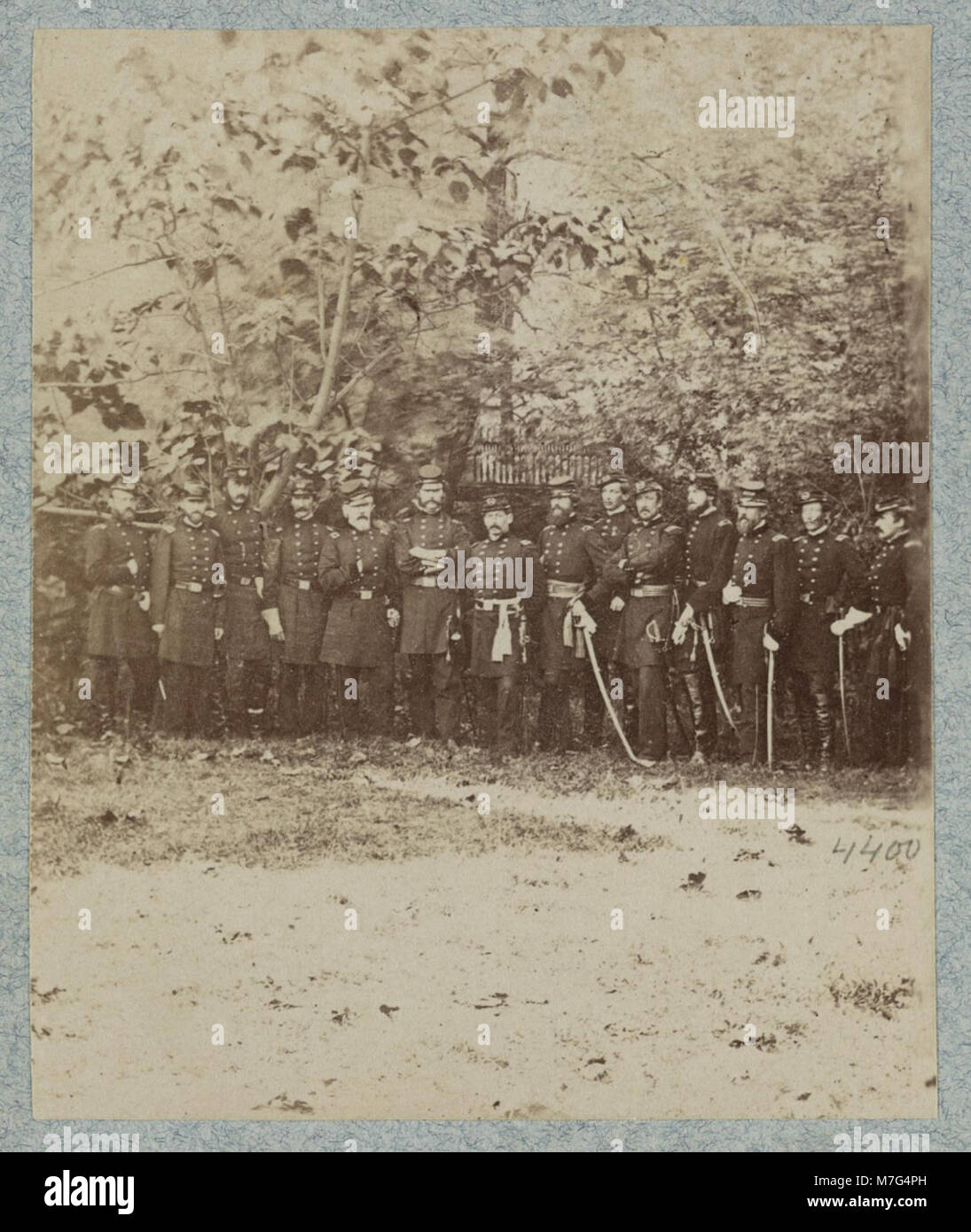 Il generale George B. McClellan, una figura di spicco nella guerra civile americana, viene mostrato con il suo staff, evidenziando la sua leadership durante il conflitto e il suo ruolo nella strategia militare e nel comando. Foto Stock