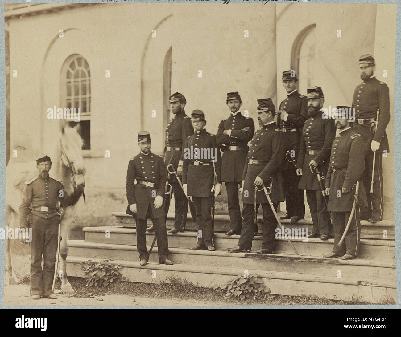 Questa fotografia mostra il generale Irvin McDowell, un generale dell'Unione durante la guerra civile, con il suo staff ad Arlington House, Virginia. Sottolinea il loro ruolo nella leadership militare durante il conflitto. Foto Stock