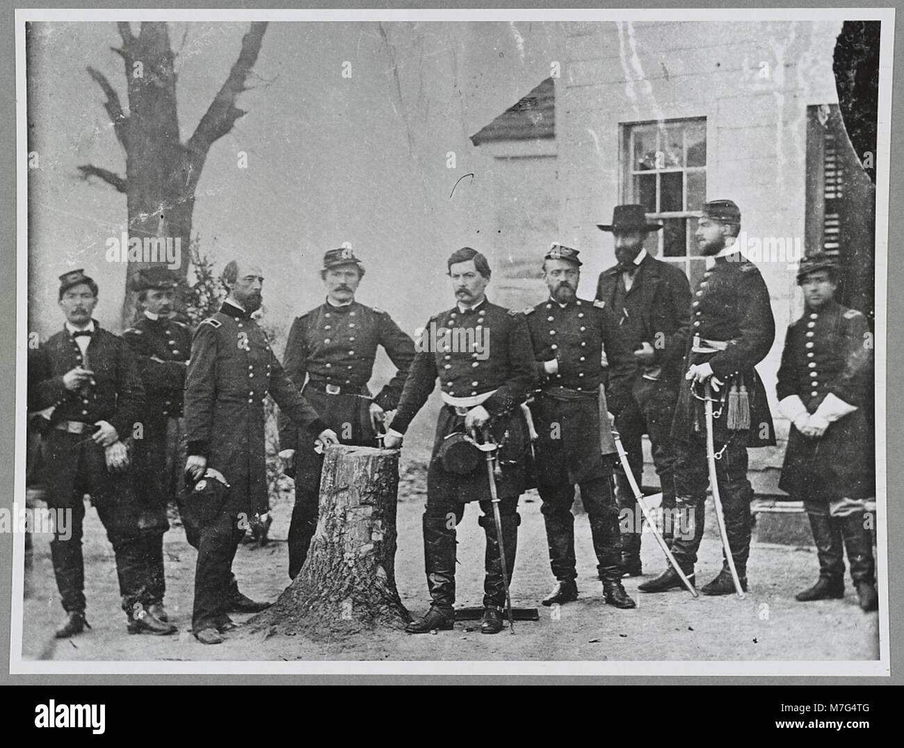 Una fotografia del generale George B. McClellan e del suo staff, figure di spicco della guerra civile americana. McClellan servì come generale dell'Unione durante il conflitto, supervisionando le battaglie chiave. Foto Stock