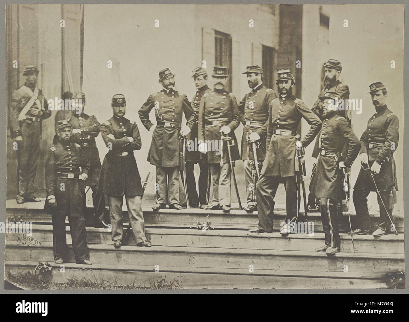 Una fotografia del generale S.P. Heintzelman dell'esercito degli Stati Uniti con il suo staff ad Arlington, Virginia, catturando la loro presenza militare durante la fine del XIX secolo. Foto Stock