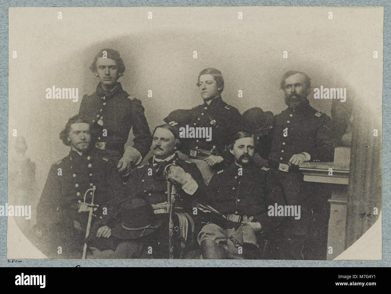 Il maggiore generale I. B. Richardson viene fotografato con il suo staff, catturando un momento di leadership militare. L'immagine trasmette la professionalità e l'autorità dell'ufficiale e del suo team. Foto Stock