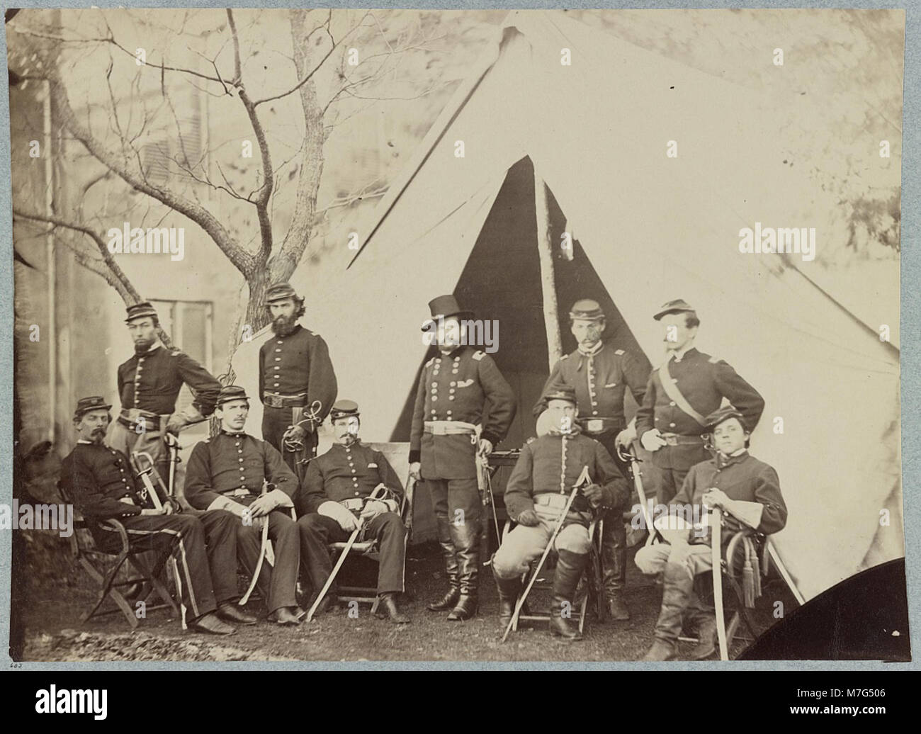 Il maggiore generale Alfred Pleasonton, un ufficiale dell'Unione durante la guerra civile americana, è raffigurato con il suo staff. Pleasonton giocò un ruolo chiave nelle operazioni di cavalleria dell'esercito dell'Unione. Foto Stock