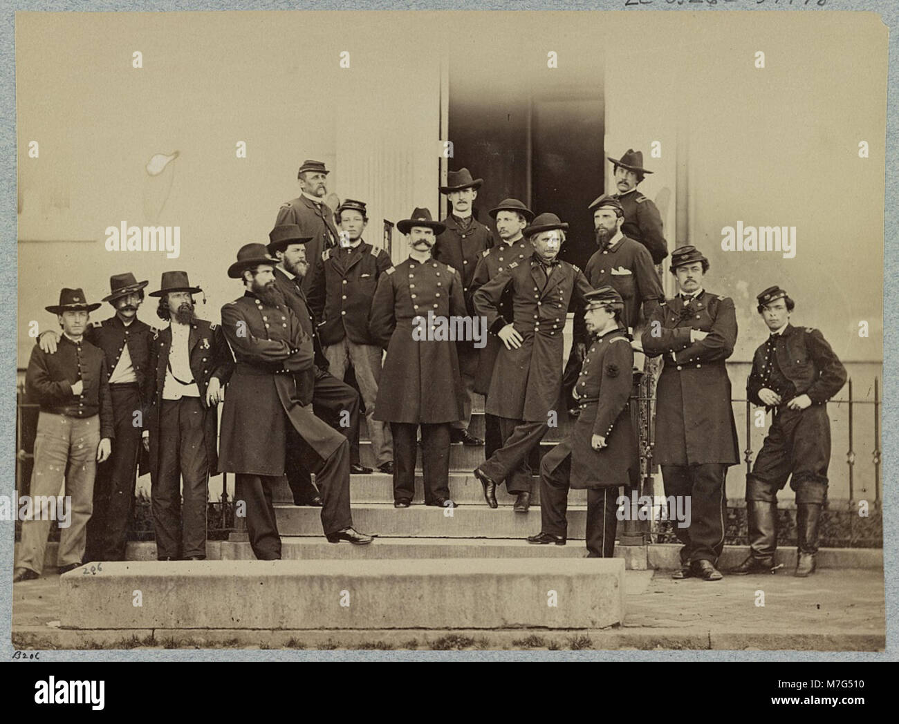 Questa immagine raffigura il maggiore generale E. O. C. Ord, accompagnato dal suo staff. Riflette la leadership militare e la struttura organizzativa dell'esercito degli Stati Uniti durante il suo periodo di servizio. Foto Stock