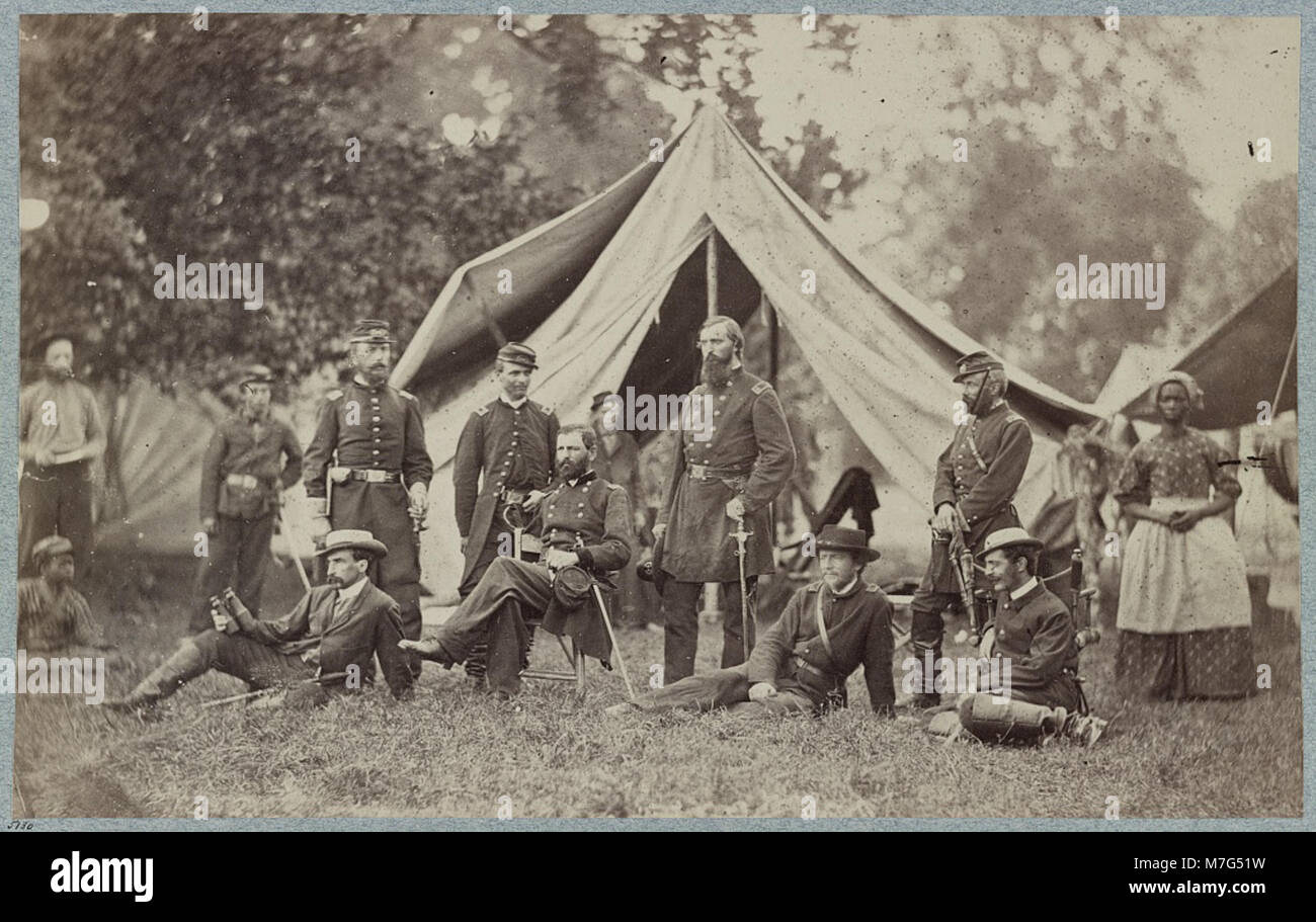 Il maggior generale Fitz John Porter, un ufficiale dell'esercito dell'Unione durante la guerra civile, è raffigurato con il suo staff. Porter è noto per il suo ruolo nelle battaglie chiave e per la sua successiva corte marziale, che rimane una parte notevole della storia militare della guerra civile. Foto Stock