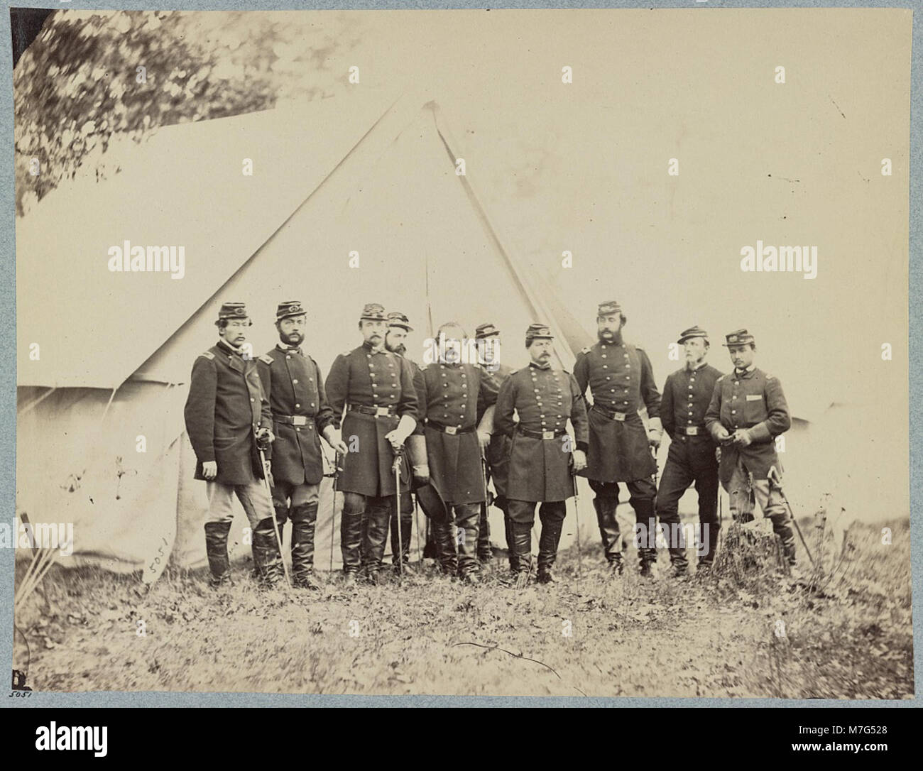 Questa fotografia cattura il maggiore generale George B. McClellan e il suo staff durante la guerra civile americana. McClellan era un importante generale dell'Unione noto per la sua leadership e il suo ruolo strategico nella guerra. Foto Stock