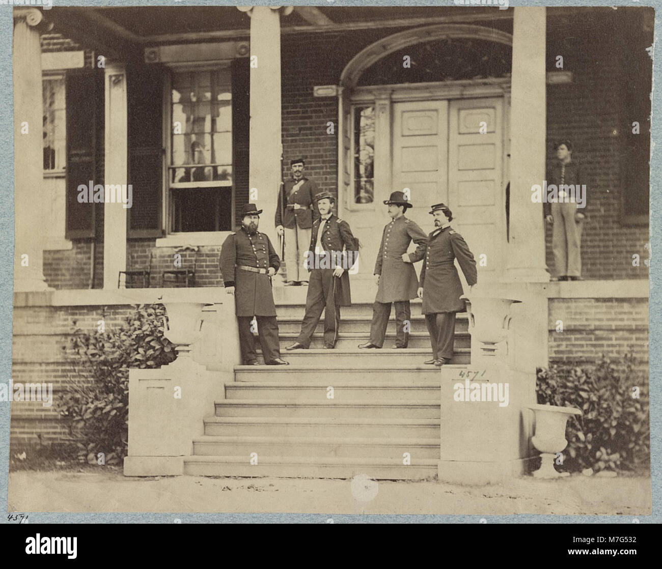 Un ritratto del maggiore generale G.L. Hartsuff e del suo staff, evidenziando le loro uniformi militari e i ruoli di leadership. L'immagine riflette il loro servizio durante un periodo significativo nella storia degli Stati Uniti, catturando l'essenza del comando militare. Foto Stock