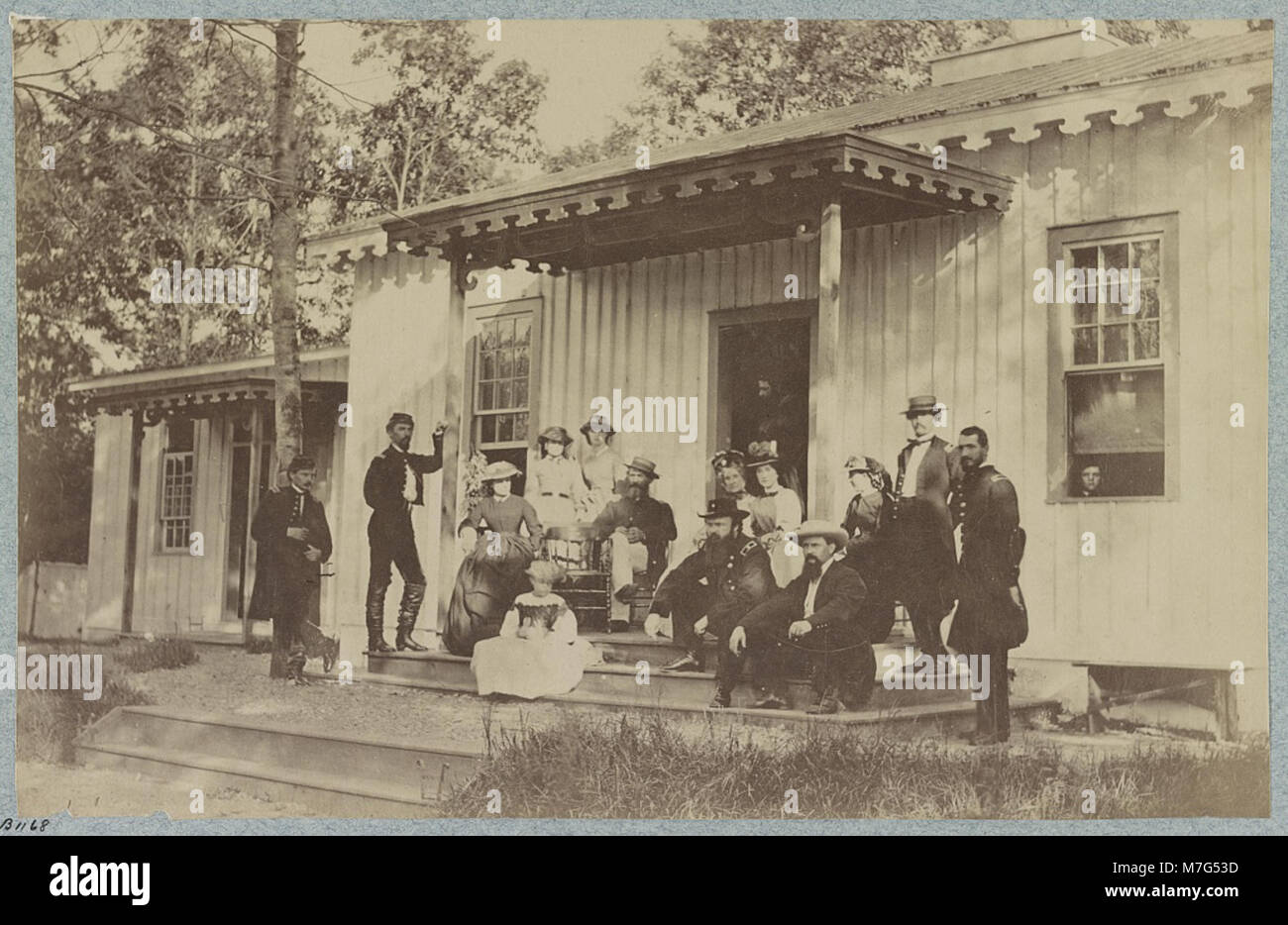Il maggiore generale G. L. Hartsuff e il suo staff sono raffigurati in questa immagine. La foto rappresenta la leadership militare del generale Hartsuff durante il suo servizio nel XIX secolo, una figura chiave nell'esercito degli Stati Uniti. Foto Stock