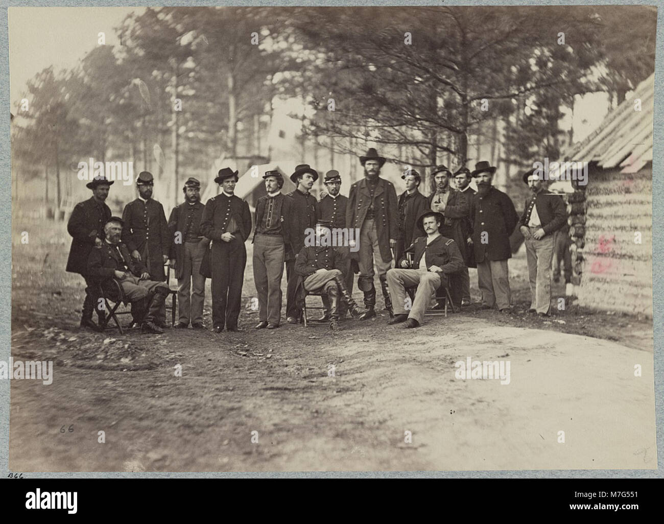 Il maggior generale Godfrey Weitzel, un ufficiale dell'esercito dell'Unione durante la guerra civile, è raffigurato con il suo staff, riflettendo il suo ruolo nella strategia militare e nella leadership durante la guerra. Foto Stock