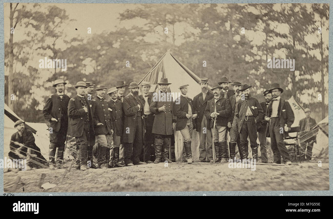 Questa immagine raffigura il maggiore generale H.G. Wright con il suo staff, dando uno sguardo alla leadership militare e alla strategia durante l'era della guerra civile. La foto riflette l'organizzazione militare e la struttura di comando del tempo. Foto Stock