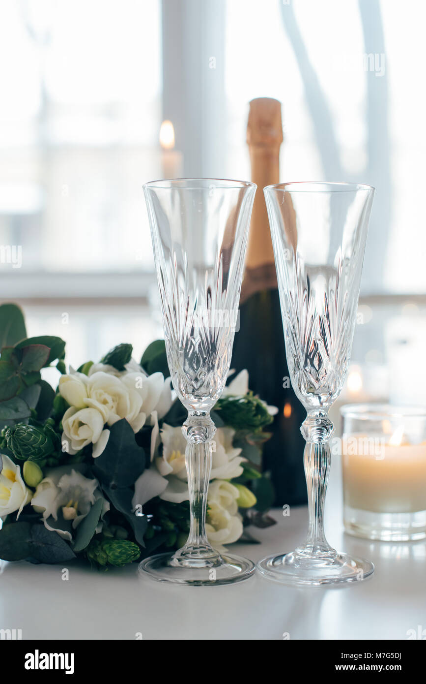 Bellissime decorazioni per matrimoni con champagne e fiori bianchi e un  decor elegante con cristallo bicchieri di vino sul tavolo Foto stock - Alamy