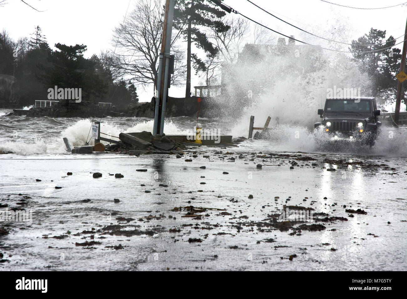 Vista di onda splashier andando su una jeep. Foto Stock
