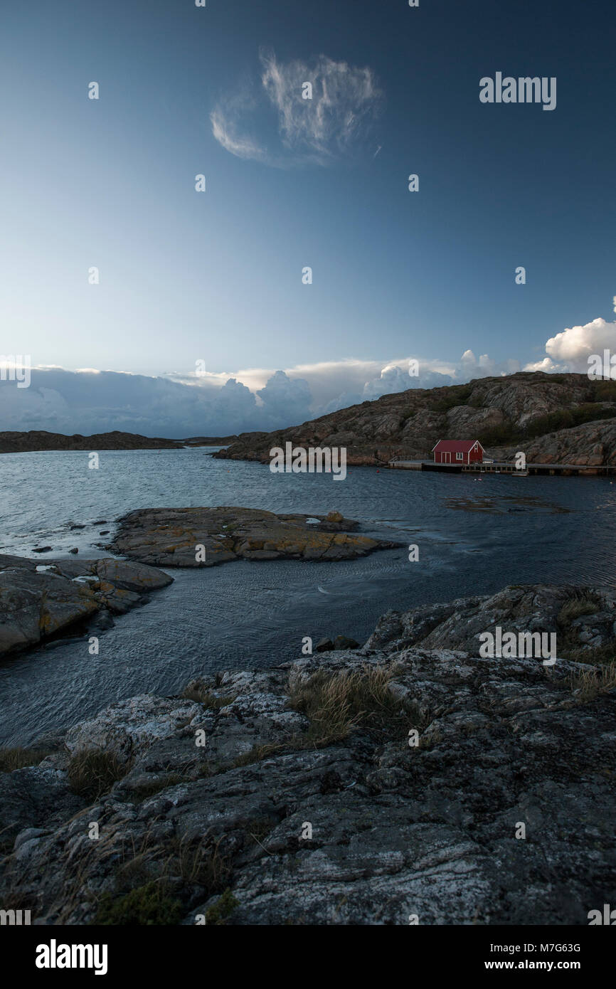 Casa Rossa in riva al mare in Svezia Foto Stock