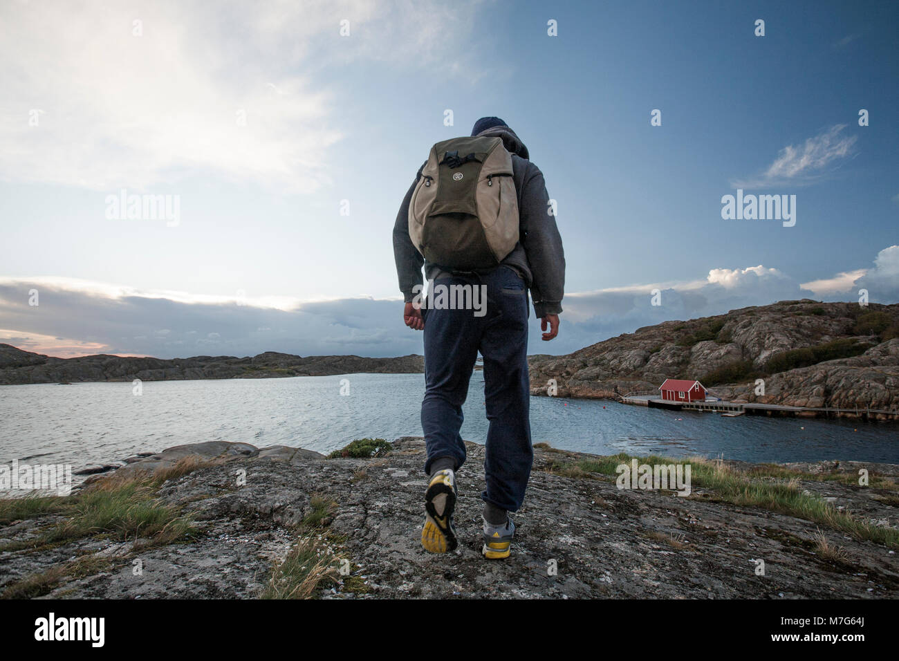 L'uomo trekking isola Tjorn, Svezia Foto Stock