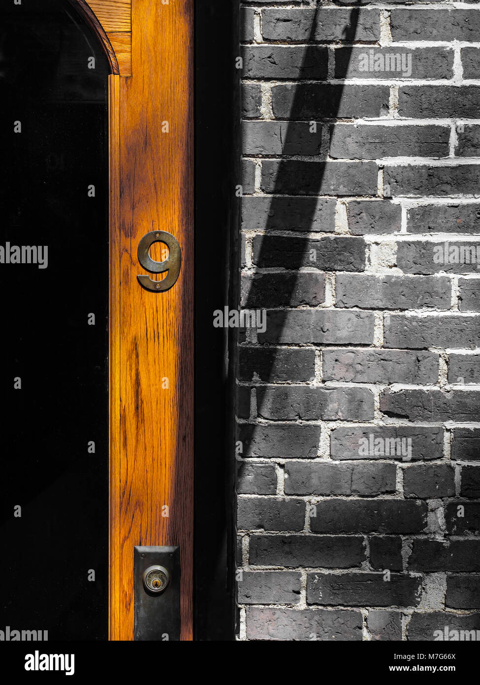 Porta entrata fiancheggiata da un muro di mattoni a Portsmouth, NH. Foto Stock