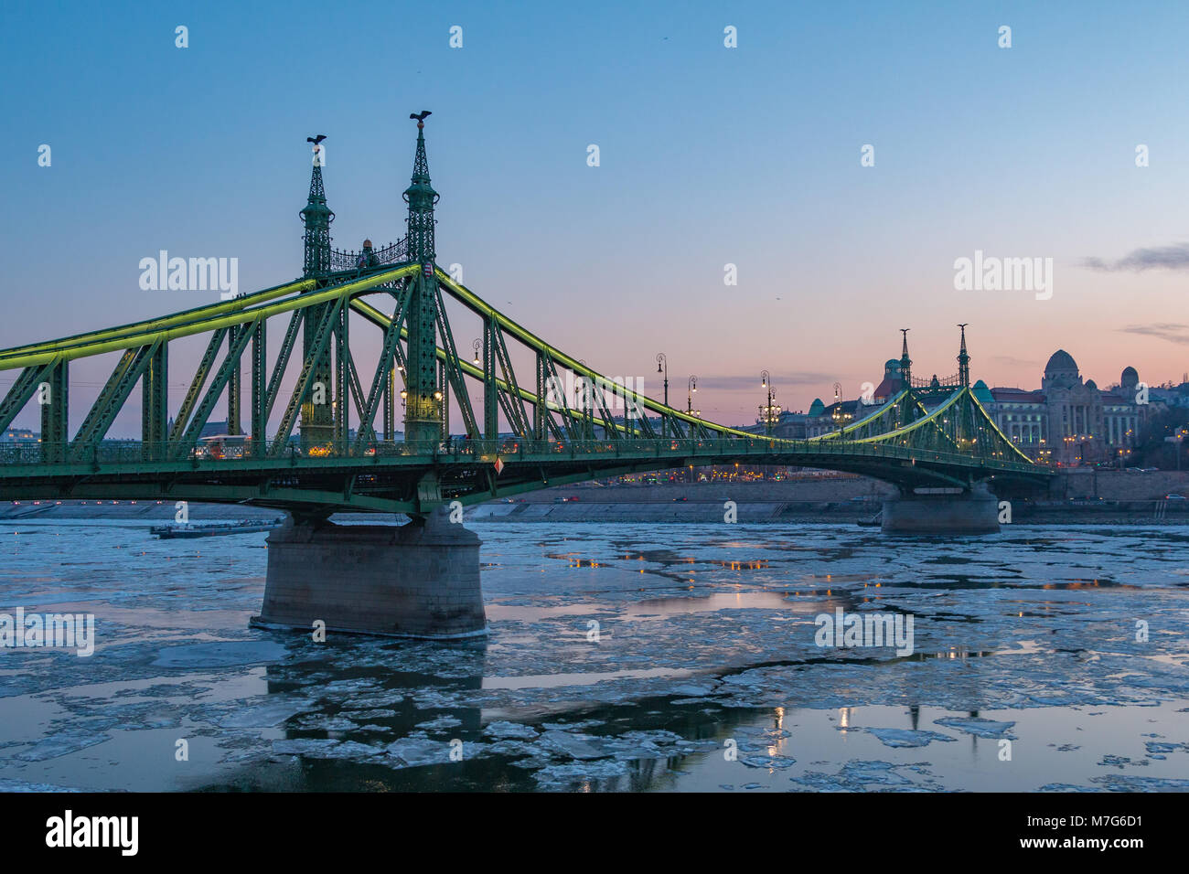 Il Liberty (Szabadság) ponte sul Danubio a Budapest in inverno Foto Stock