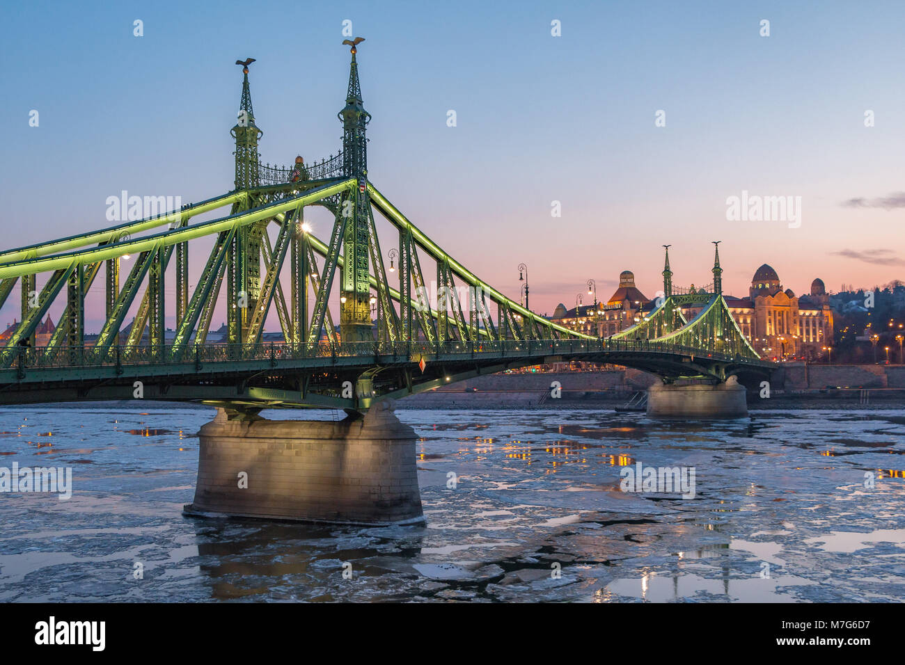 Il Liberty (Szabadság) ponte sul Danubio a Budapest in inverno Foto Stock