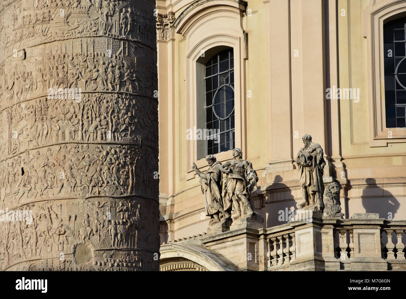 Finestre della Chiesa del Santissimo Nome di Maria al Foro Traiano (Foro di Traiano). Roma, Italia Foto Stock