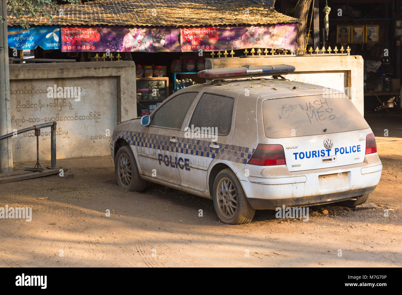 Polizia turistica auto sporca di lavare me sul lunotto posteriore, parcheggiato al di fuori del negozio a Bagan, Myanmar (Birmania), l'Asia in febbraio Foto Stock Polizia turistica auto sporca di lavare me sul lunotto posteriore, parcheggiato al di fuori del negozio a Bagan, Myanmar (Birmania), l'Asia in febbraio Foto Stock