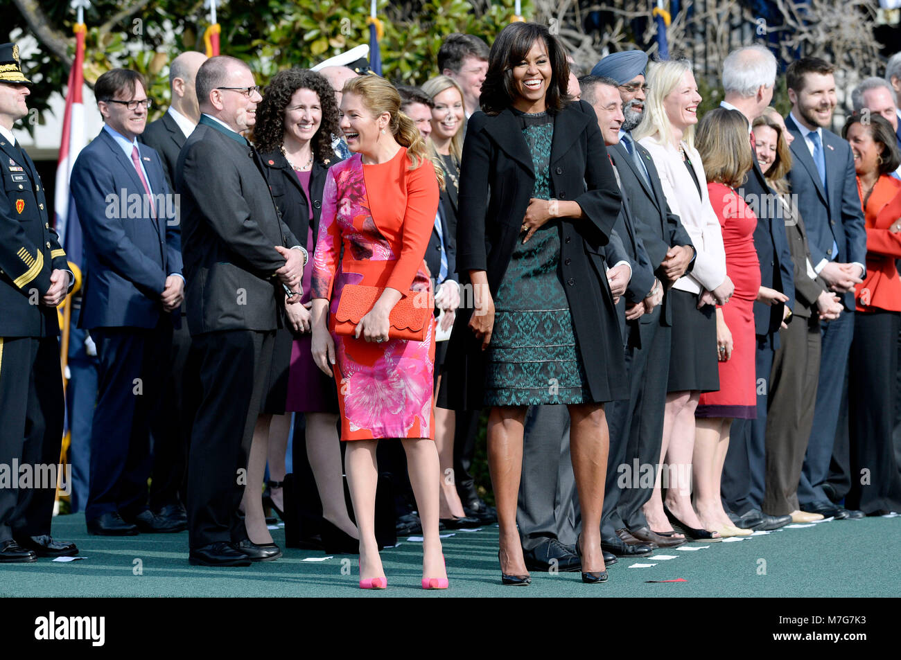 La First Lady Michelle Obama e la sig.ra Sophie GrÈgoire Trudeau condividere una risata durante una cerimonia alla Casa Bianca per una visita ufficiale Marzo 10, 2016 a Washington, D.C. Credito: Olivier Douliery / Pool via CNP/MediaPunch Foto Stock