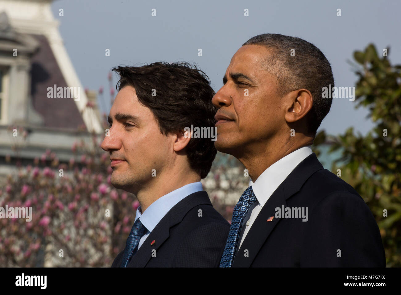 Stati Uniti Il presidente Barack Obama (R) accoglie con favore il primo ministro del Canada Justin Trudeau (L) in corrispondenza di una cerimonia di arrivo sul prato Sud della Casa Bianca a Washington DC, USA, 10 marzo 2016. Questa è la prima visita ufficiale del Primo ministro del Canada Justin Trudeau alla Casa Bianca. Credito: Jim LoScalzo / Pool via CNP/MediaPunch Foto Stock