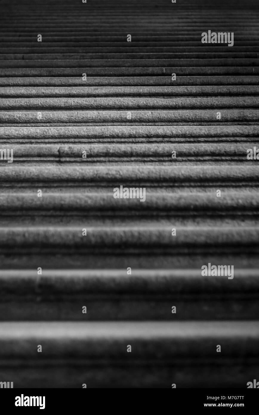 Il marmo antico gradini di una Scala di Milano Foto Stock