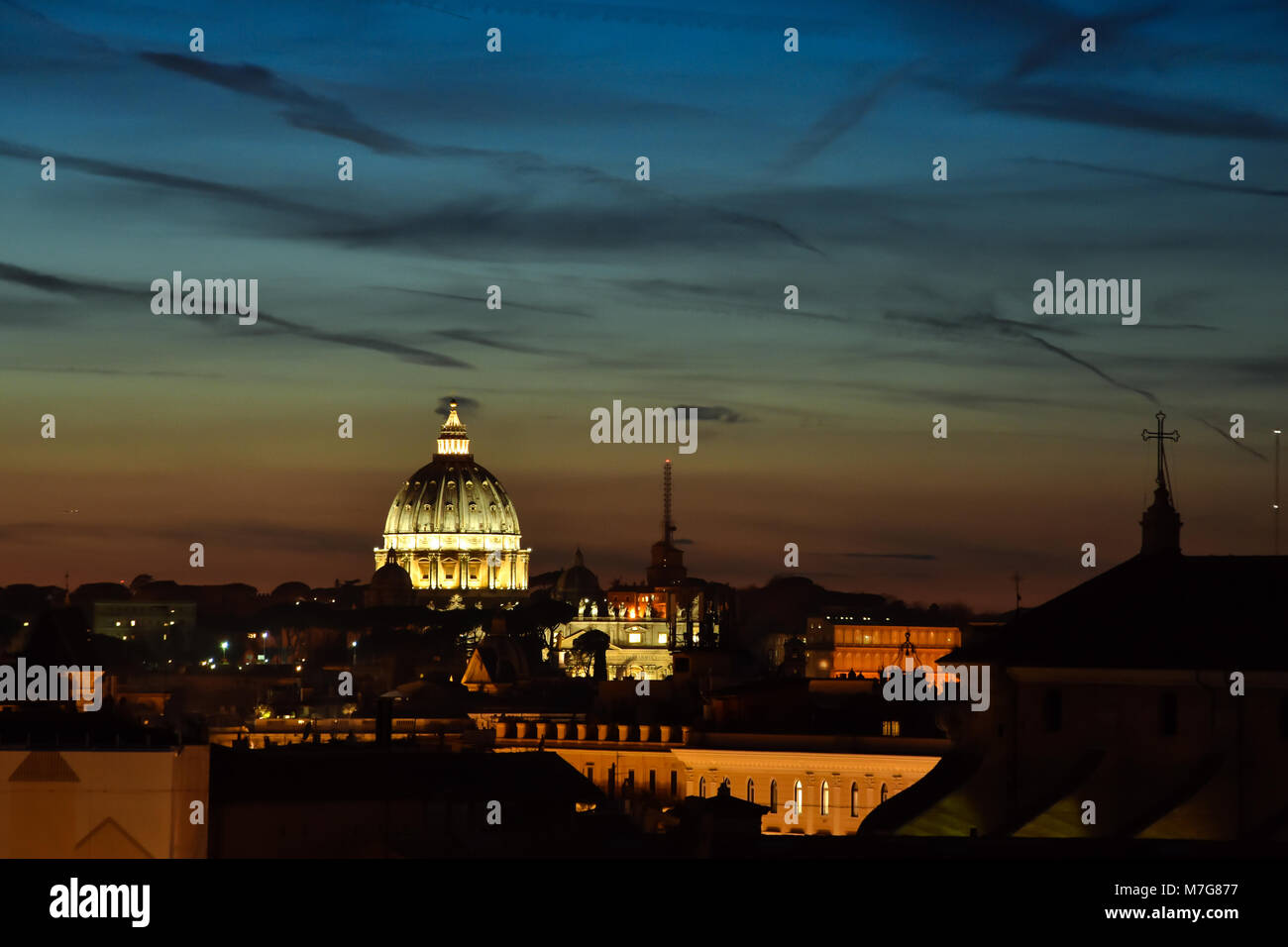 Tramonto a Roma. Cupola della Basilica di San Pietro. Foto scattata da Altare della Patria. Roma, Italia Foto Stock