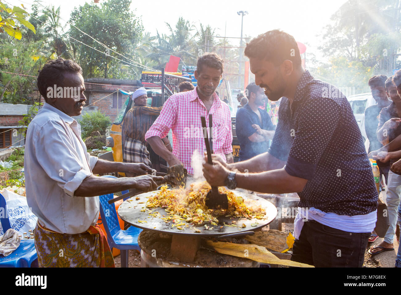 Gli uomini la cottura indian street food festival a Foto Stock