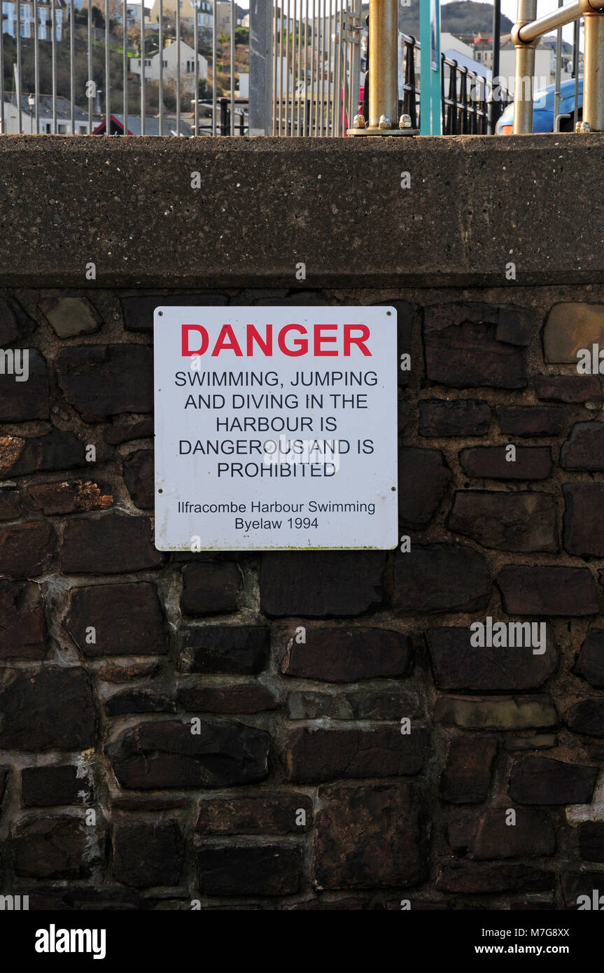 Avviso di sicurezza a Ilfracombe Harbour, North Devon. Foto Stock