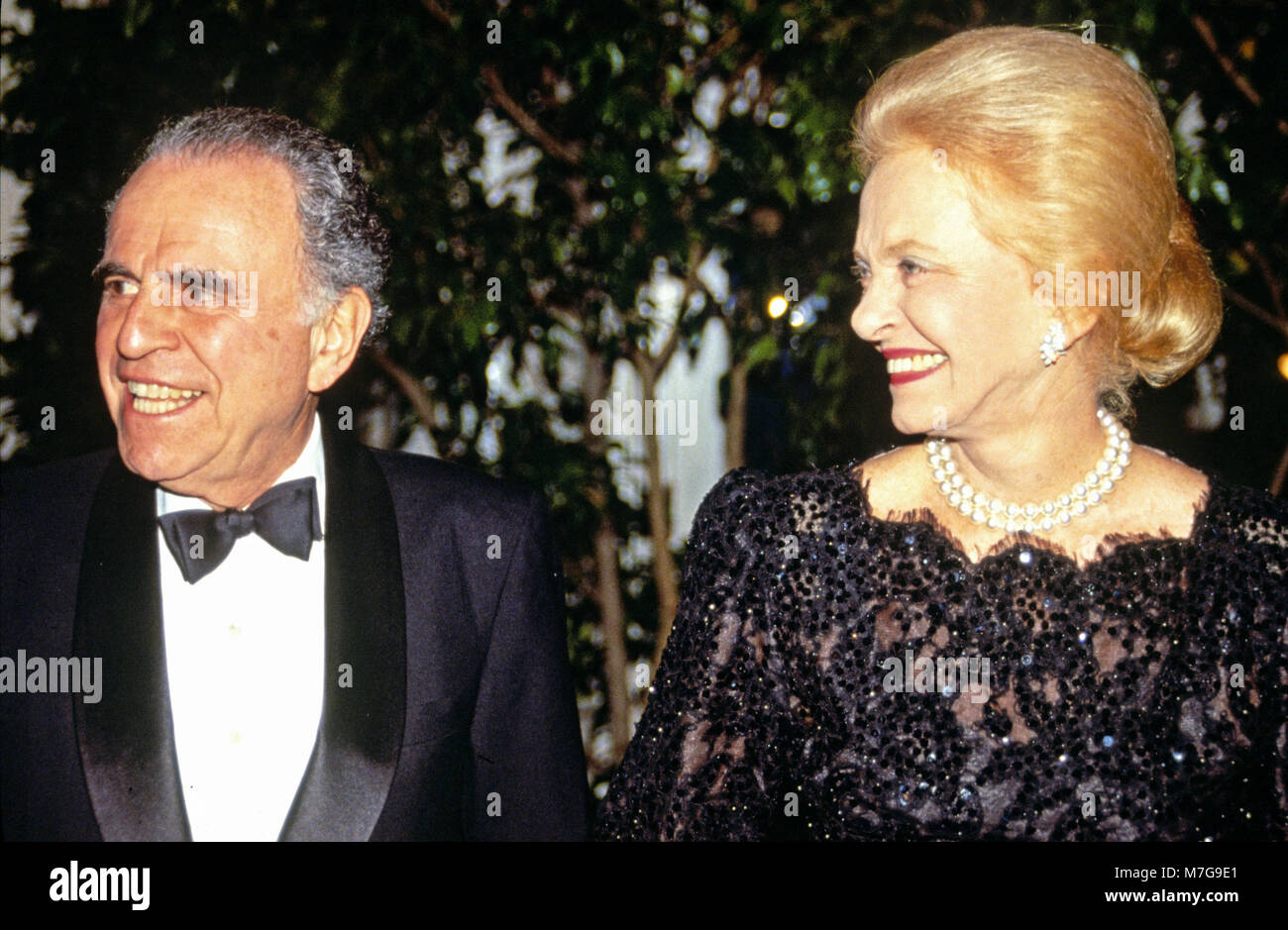 Direttore Charles Z. stoppino dell'Agenzia Di Informazioni degli Stati Uniti (USIA), a sinistra e a sua moglie Mary Jane boschi, destra arrivare alla Casa Bianca a Washington DC per la cena di stato ospitato dal presidente degli Stati Uniti Ronald Reagan e la first lady Nancy Reagan per onorare il Primo Ministro Margaret Thatcher di Gran Bretagna presso la Casa Bianca di Washington il 16 novembre 1988. Credito: Ron Sachs / CNP/MediaPunch Foto Stock